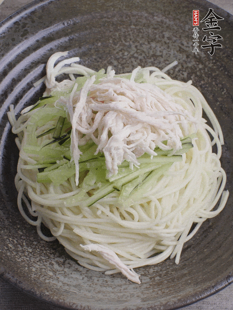 堿水面（熟）倒入大碗中，鋪上黃瓜絲、雞絲。