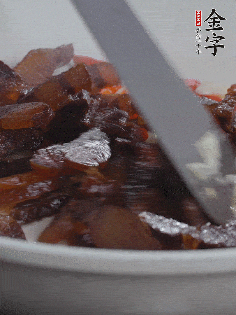下醬油肉，煸出油脂。