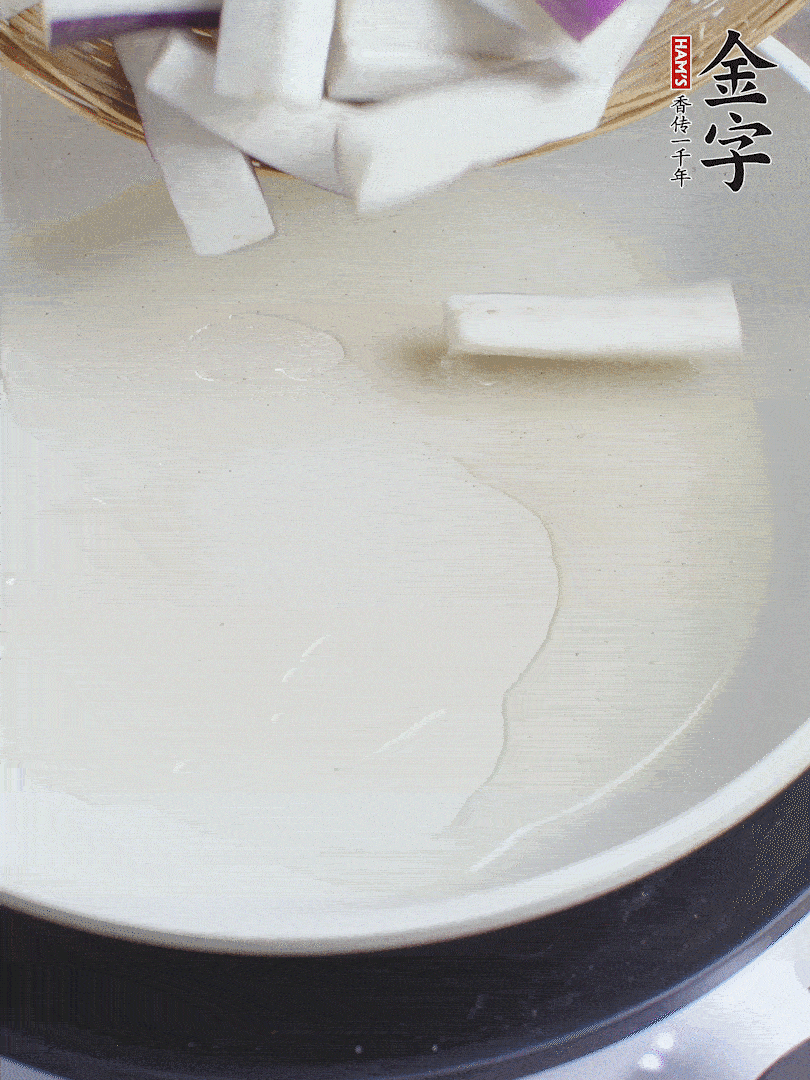 杭茄洗凈去蒂，縱向剖成4份，切成長10cm左右的段。白洋蔥切絲?？谀⑾磧羧サ舯?。紅椒切菱形片。