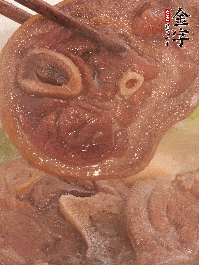 大火燒開后，調(diào)成小火燜煮30分鐘，煮至蓮藕軟糯。