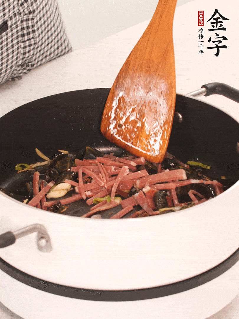 加入火腿煸炒一會(huì)，倒入開(kāi)水燉煮15分鐘。
