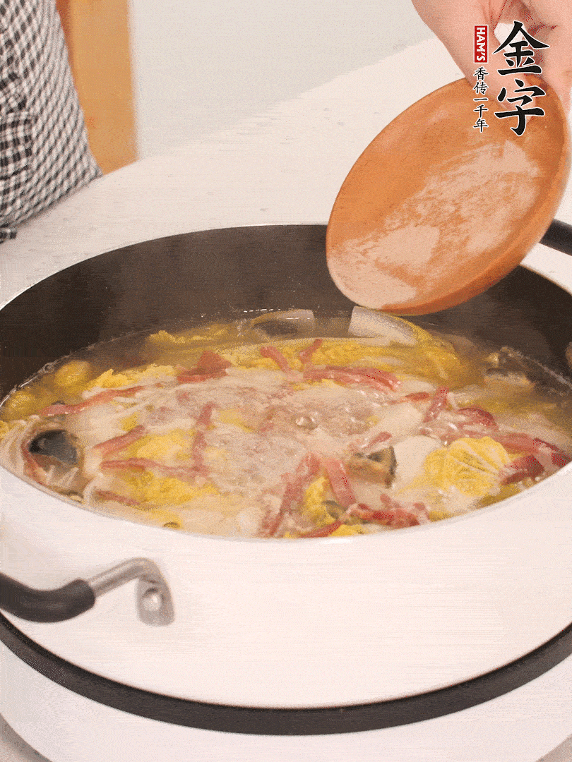 加適量的白胡椒調(diào)味。