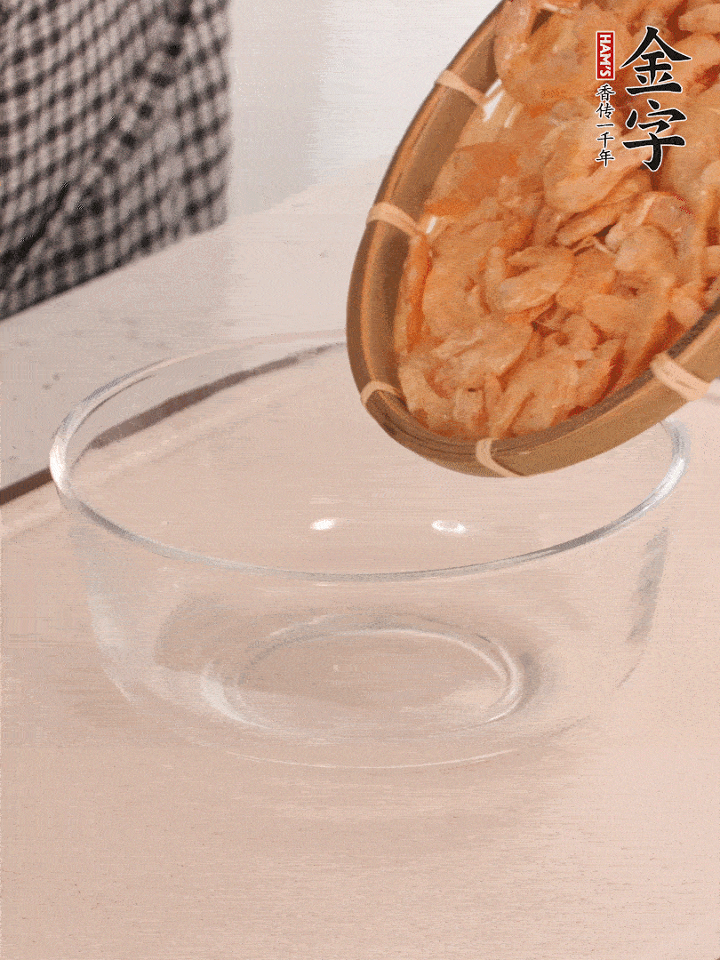 海米提前用溫水浸泡一會。