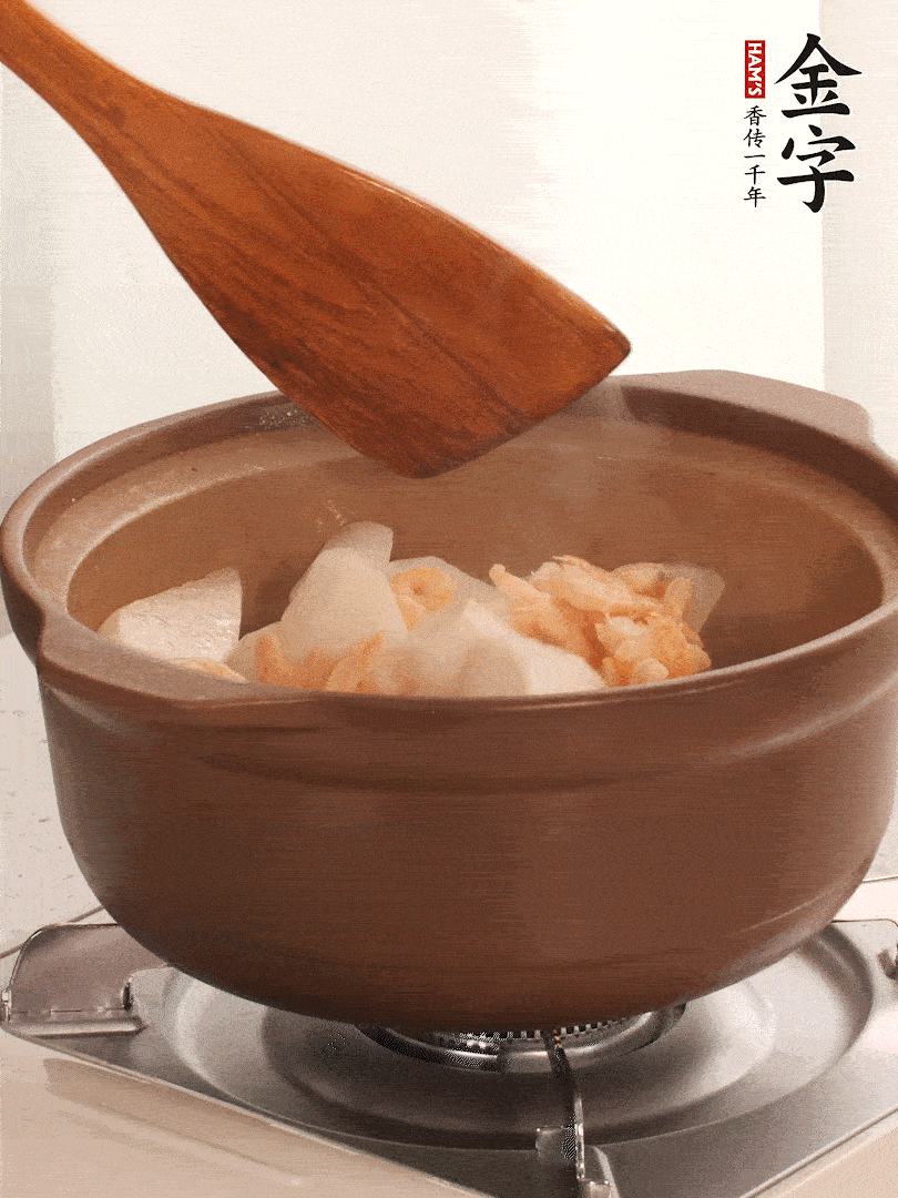 放白蘿卜、海米煸炒1-2分鐘，白蘿卜一定要先炒過再燉湯，香味更足。