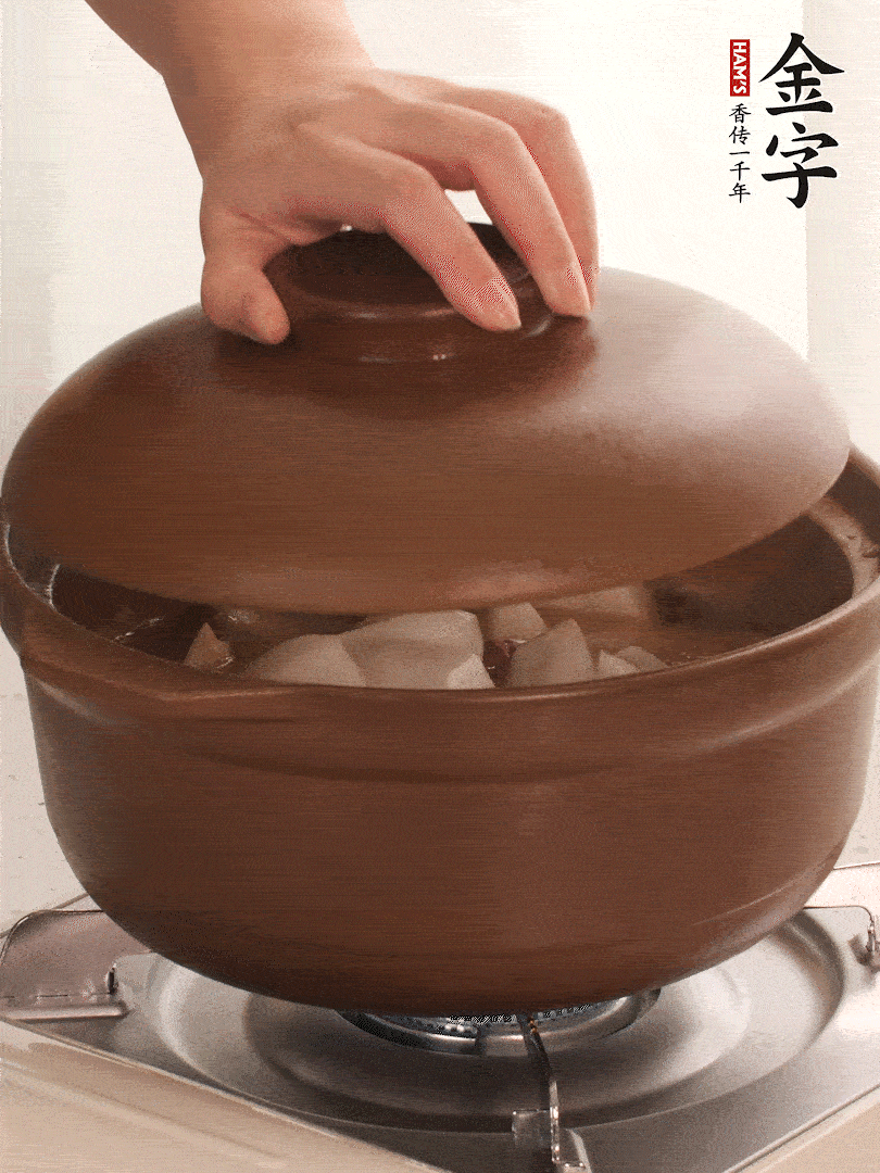 倒沒過食材的熱水，大火燒開。蓋上蓋子轉(zhuǎn)中小火，燉15-20分鐘。等蘿卜煮到喜歡的軟爛度就可以關(guān)火。