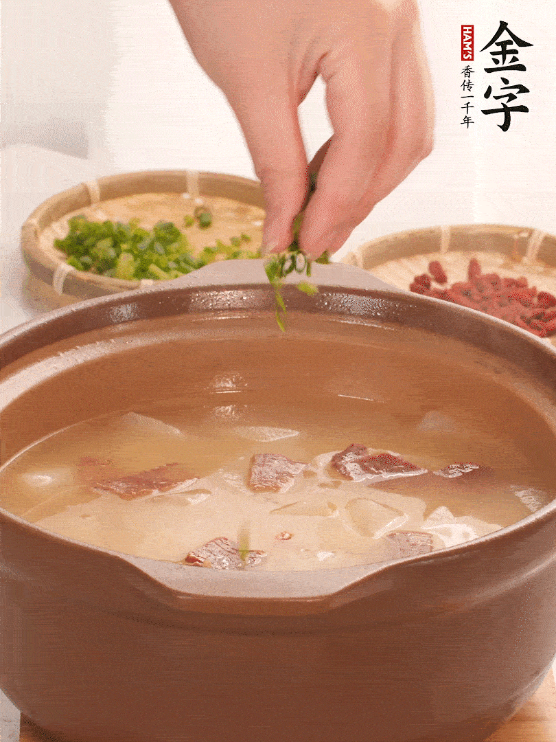 最后點綴點小蔥花、枸杞，增色提味。