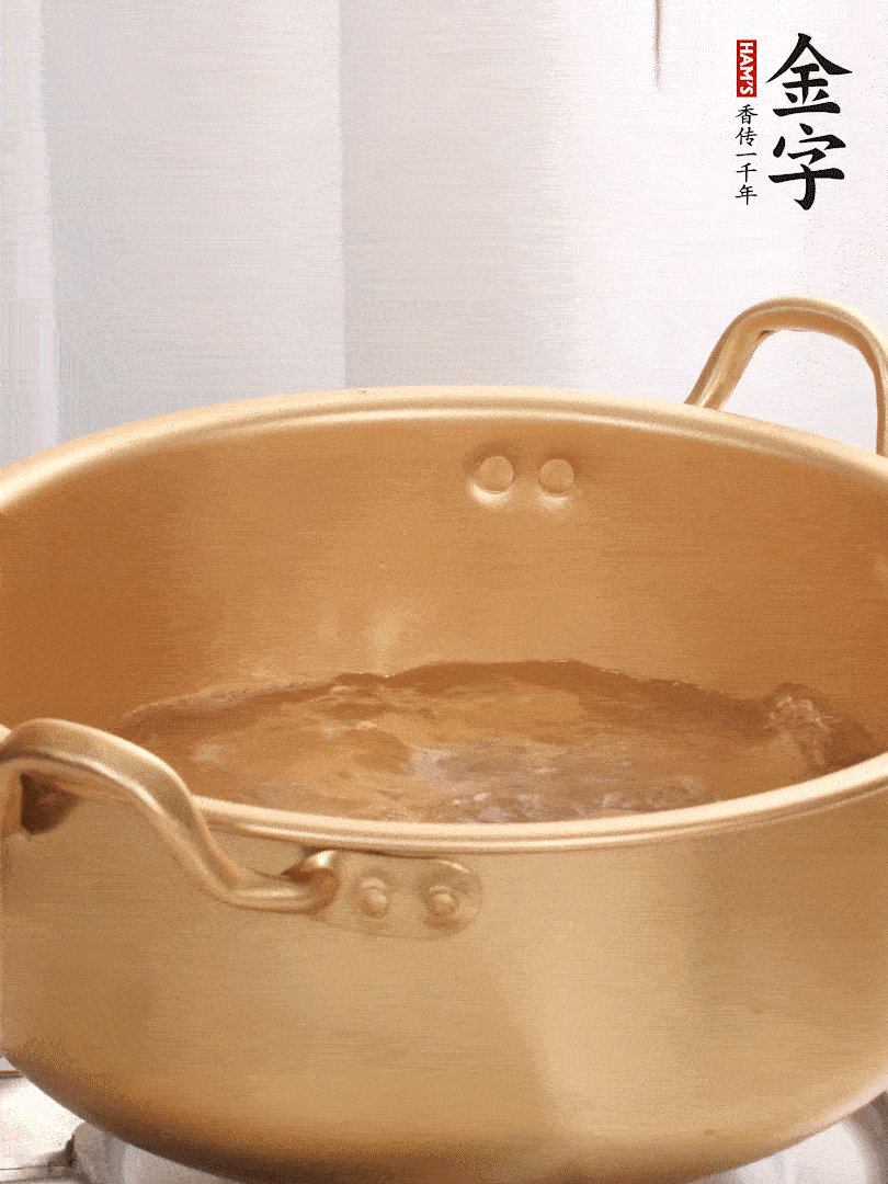 排骨加姜片、料酒，冷水下鍋焯水，撇去浮沫。