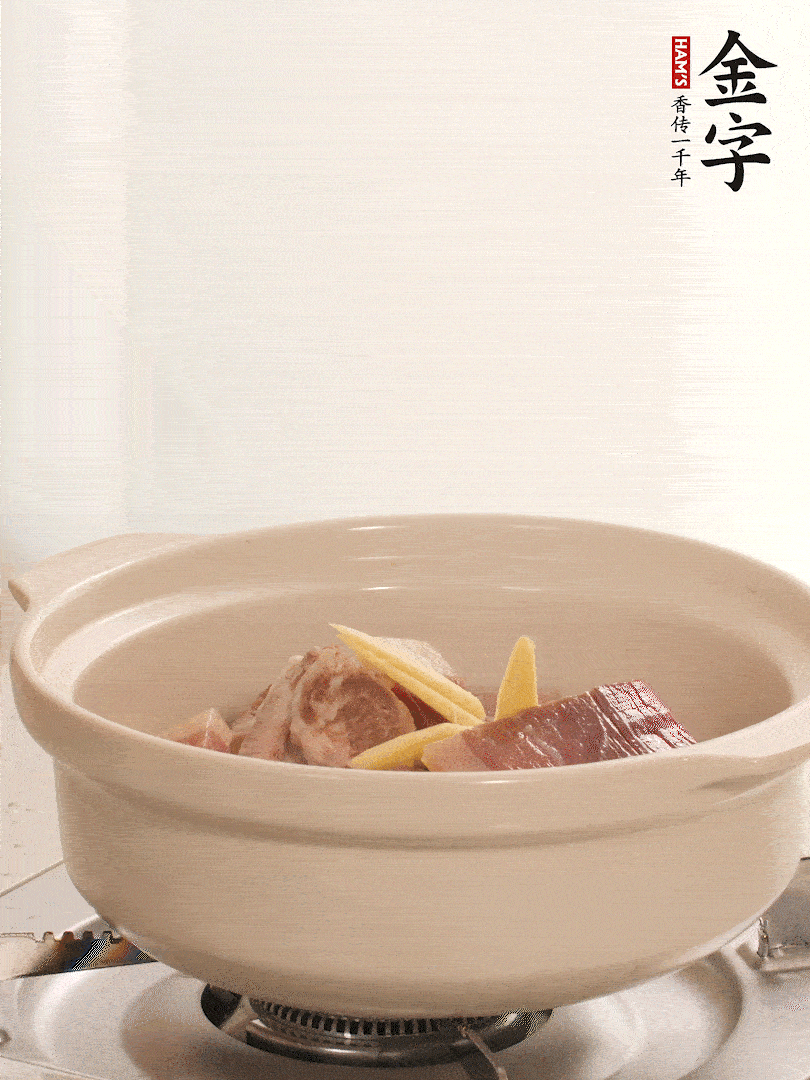湯鍋放入排骨、火腿、姜，加適量水。煮開后轉(zhuǎn)小火燉40分鐘。