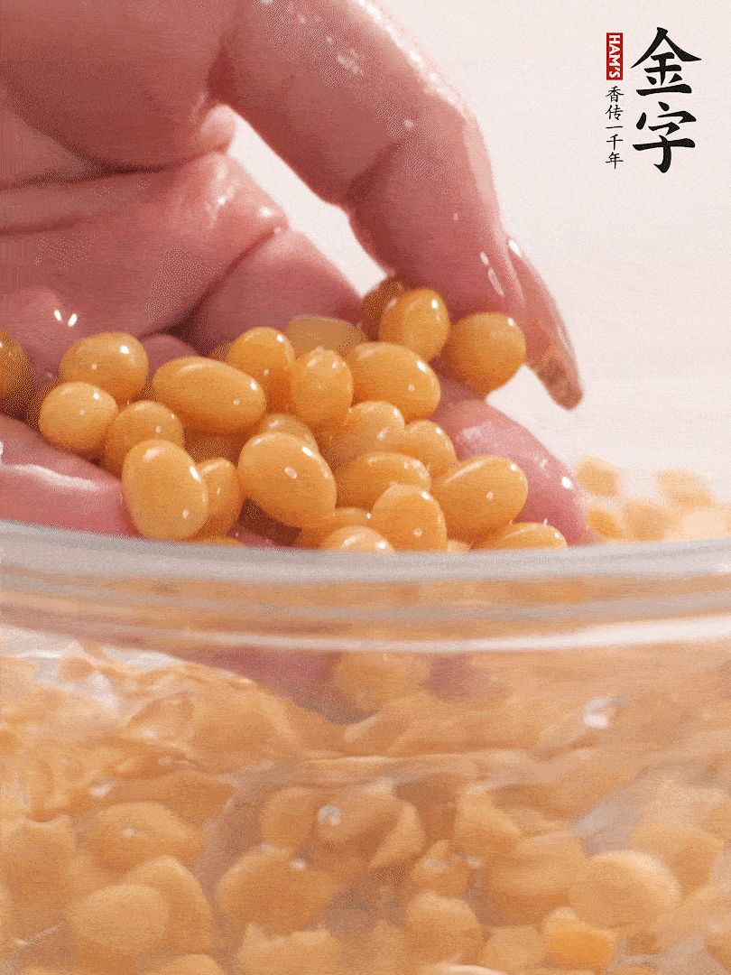 黃豆浸泡2小時(shí)，充分泡發(fā)，挑出干癟的不要。
