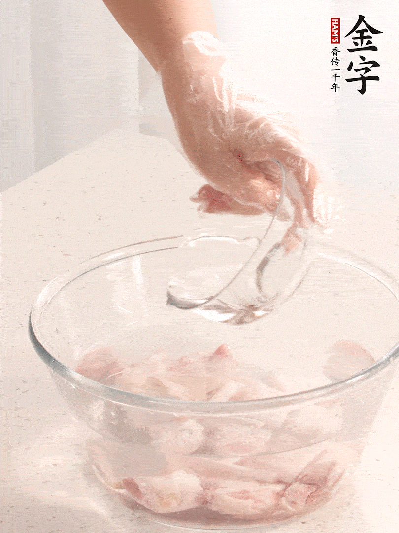 豬蹄除去雜毛、刮去油膩，斬成大塊，冷水浸泡半小時(shí)出血水，冷水下鍋，放入姜片、醋去腥，水燒開大約2分鐘，撈出。（白醋能夠讓豬蹄更白凈）