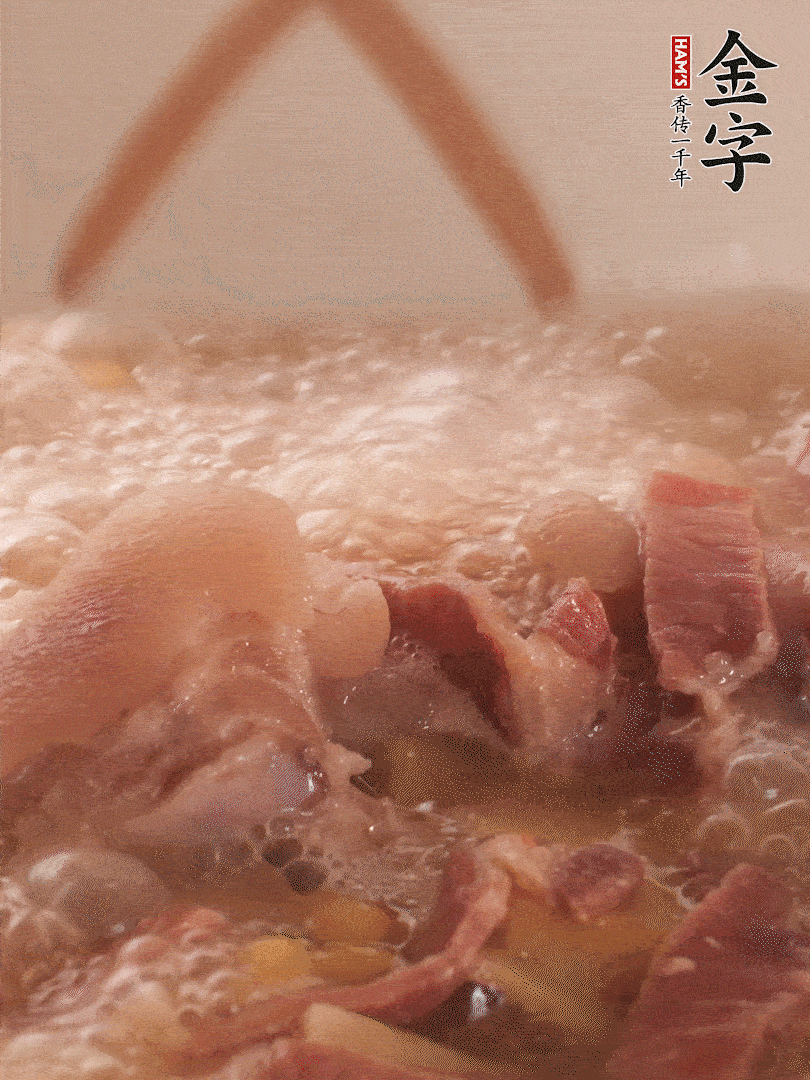 大火將水煮開后，蓋上鍋蓋，轉(zhuǎn)小火慢燉1個(gè)半小時(shí)。