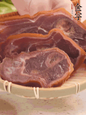 金字火腿蹄片溫水泡10分鐘。