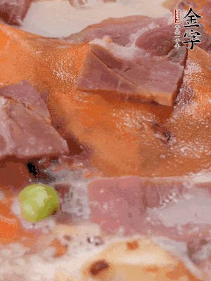 放適量料酒、清水煮到沸騰，再下蟹塊燜煮8分鐘。