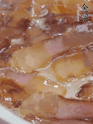 油5成熱，醬油肉煸香。