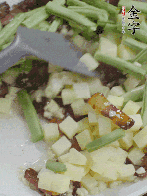 下蒜末、豆角、土豆塊翻炒。