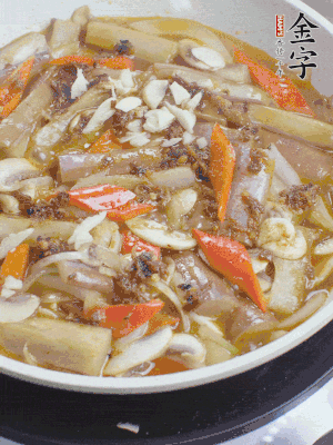 撒蒜末、香菜末。