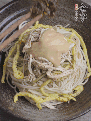 生抽1勺、醋1勺、芝麻醬1勺、金字火腿大師醬1勺。