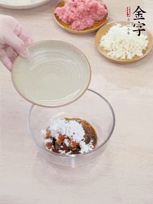 調(diào)料汁：金字火腿干貝醬2勺、剁椒1/2勺、生抽1/2勺、淀粉2勺、清水半碗。