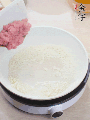 鍋內(nèi)熱油，蒜泥、牛肉泥炒至酥香。