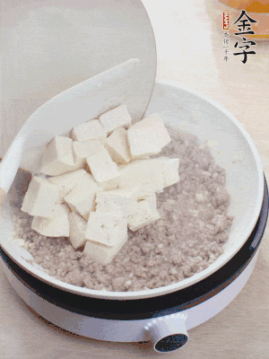 放豆腐翻拌均勻，倒料汁燜煮。
