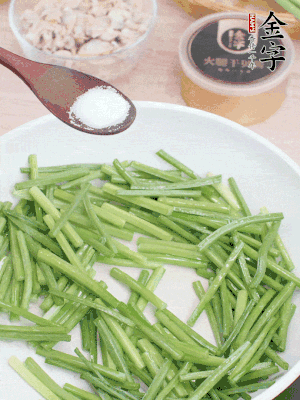 起鍋熱油，下韭菜苔炒至變色。加少許鹽。