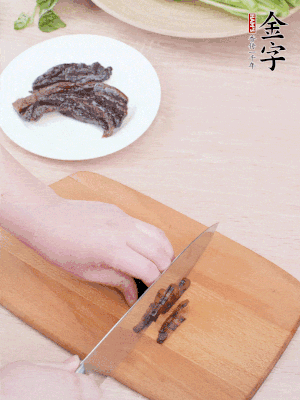 金字醬油肉下鍋煮10分鐘，切薄片。