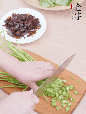 空心菜摘掉葉子，菜梗切成丁。
