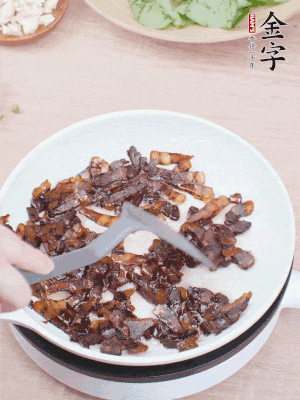 起鍋熱油，煸香醬油肉，撥拉到一邊。