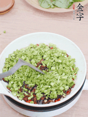 下菜梗翻炒，混合醬油肉。