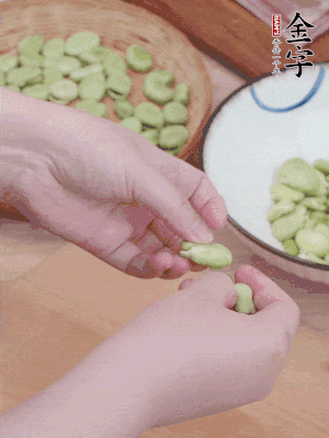 蠶豆剝殼，去掉豆衣，切碎。