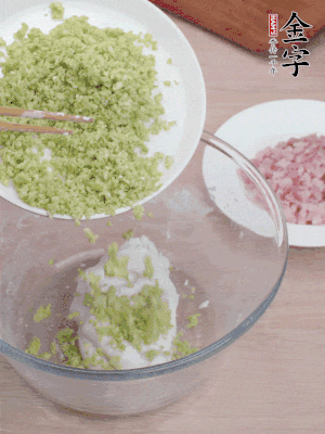 糯米粉邊揉邊加水，成團后揉進蠶豆、咸肉。