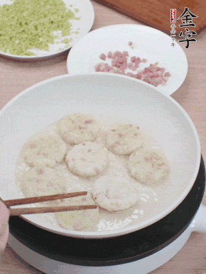 鍋中涼油，慢煎至兩面有脆殼。（油可以多一點）