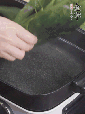 粽葉入沸水煮1分鐘，翻面再煮1分鐘，清洗干凈加水浸泡。