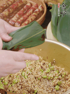 粽葉往下折，完全蓋住，兩側捏緊。