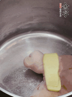 撈出洗凈后，加蔥姜、黃酒二遍焯水。