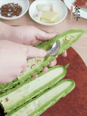 苦瓜去籽切薄片，一點(diǎn)鹽拌勻，10分鐘后沖洗控干。香蔥切蔥花、姜切末、蒜拍碎、干辣椒切圈。