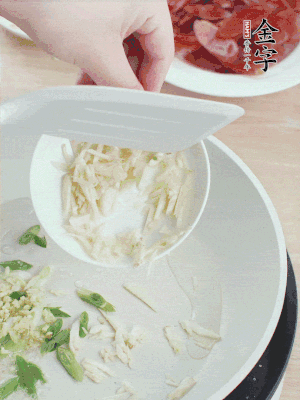 油4成熱，下蔥姜蒜、干辣椒、花椒煸出香味。