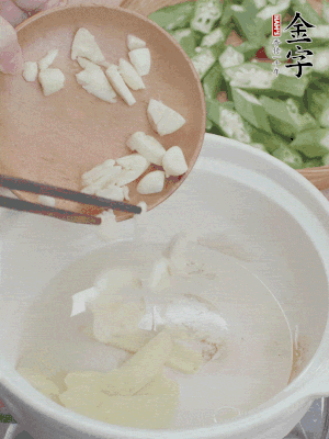 砂煲熱油，姜蒜、辣椒煸香。
