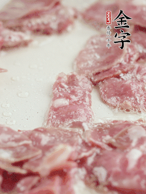 炒鍋熱油，下培根火腿煸炒。