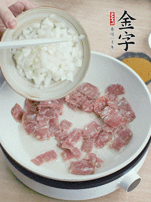 依次下洋蔥、紅菜椒、豌豆粒、玉米粒翻炒均勻。