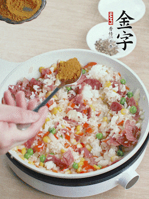 1勺咖喱粉、1/2勺鹽，少許黑胡椒碎炒均。