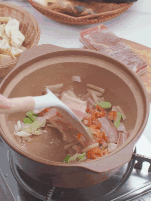 砂鍋中倒入油，放入姜片、蔥段、咸肉、海米炒出香味。