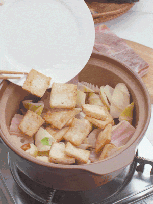 依次下春筍、豆腐，開水沒過食材。