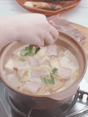 一小撮鹽、糖、雞精調(diào)味，最后撒點(diǎn)蒜葉點(diǎn)綴。