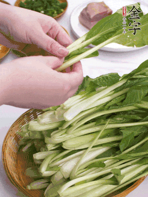 小青菜掰成一片片。