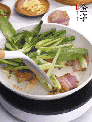 下小青菜翻炒，菜梆子變軟時(shí)，撒一點(diǎn)鹽、雞精調(diào)味。