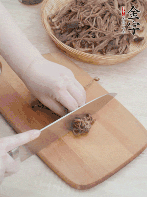 干茶樹菇浸泡過夜，去老根焯水，擠干水份。