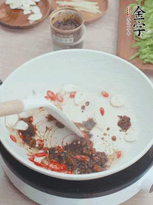 熱鍋涼油，姜蒜、辣椒、金字火腿xo醬炒香。