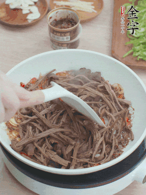 下茶樹菇煸炒4分鐘。