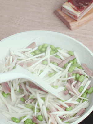 下茭白絲、青豆翻炒。